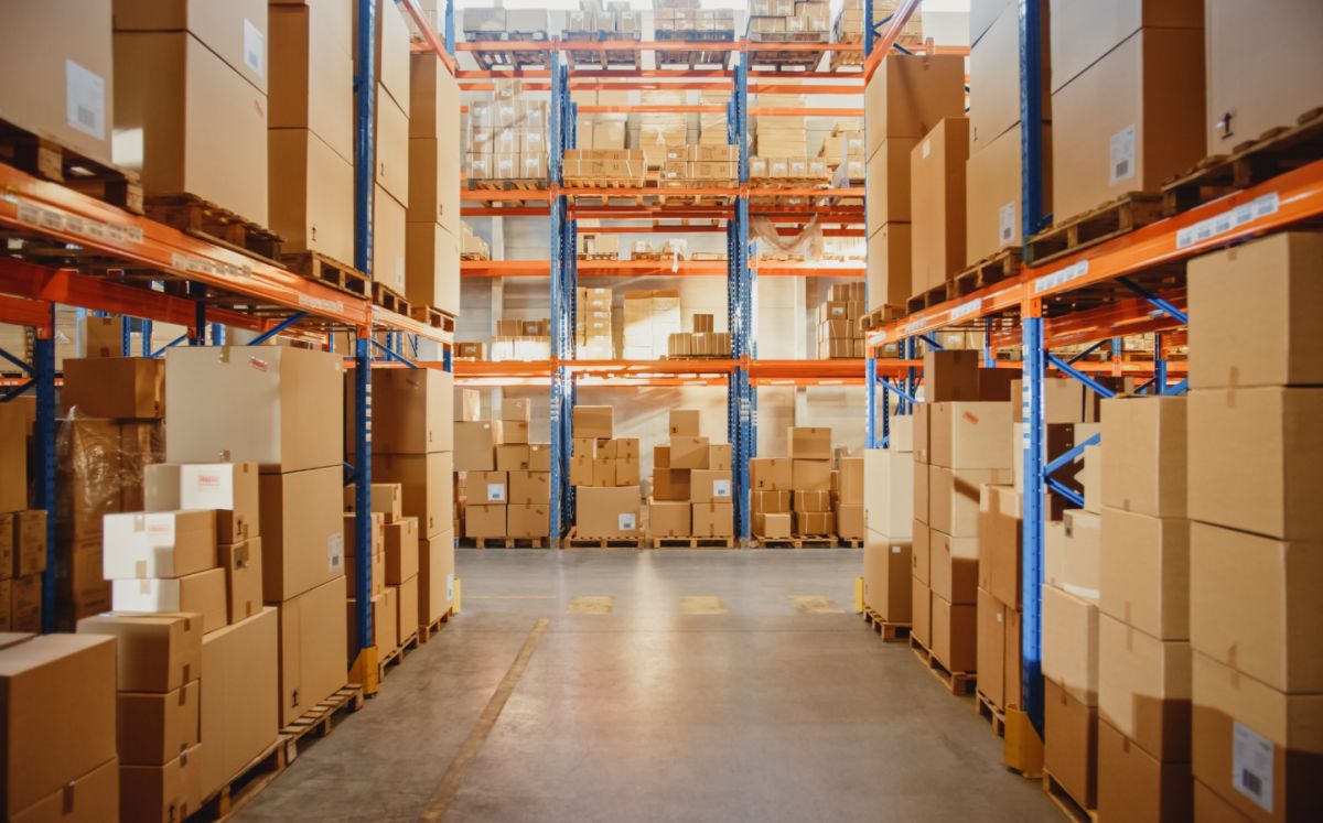 Dobozok a polcokon egy fulfillment raktárban